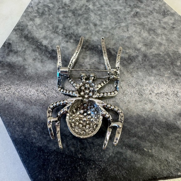 Awesome Sparkly Spider Brooch Pin - Picture 5 of 7